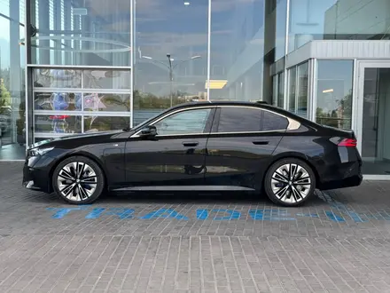 BMW 550 2025 года за 64 000 000 тг. в Алматы – фото 8