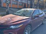 Toyota Camry 2019 года за 11 800 000 тг. в Алматы – фото 2