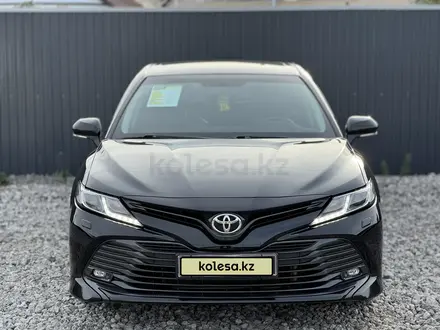 Toyota Camry 2021 года за 14 900 000 тг. в Актобе – фото 2