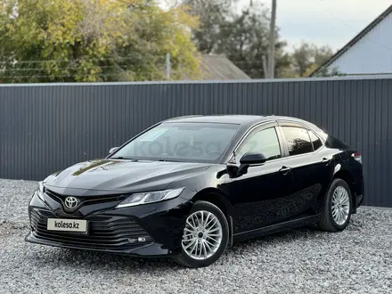 Toyota Camry 2021 года за 14 900 000 тг. в Актобе