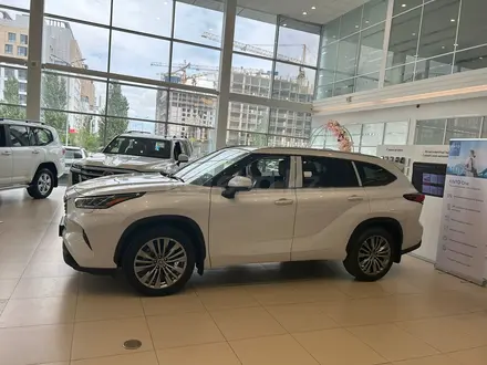 Toyota Highlander Luxe 2023 года за 35 280 000 тг. в Астана – фото 3