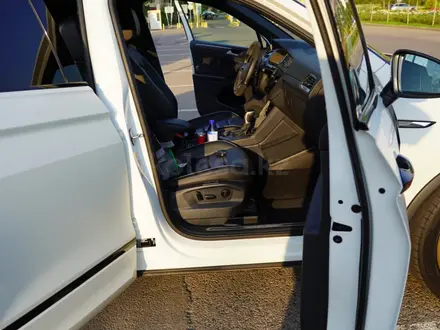 Volkswagen Tiguan 2021 года за 18 000 000 тг. в Алматы – фото 15