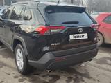 Toyota RAV4 2020 года за 16 800 000 тг. в Алматы – фото 4