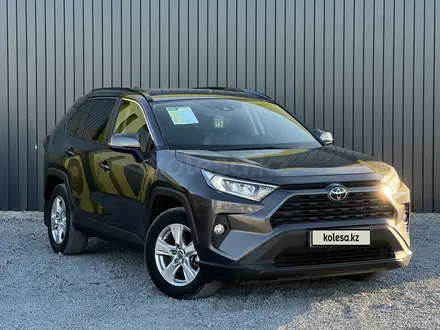 Toyota RAV4 2019 года за 14 150 000 тг. в Актобе – фото 2