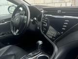 Toyota Camry 2018 года за 13 500 000 тг. в Павлодар – фото 2