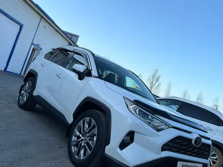 Toyota RAV4 2020 года за 14 000 000 тг. в Актобе – фото 2