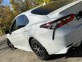 Toyota Camry 2022 года за 13 900 000 тг. в Экибастуз – фото 2