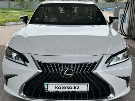 Lexus ES 250 2022 года за 25 000 000 тг. в Шымкент