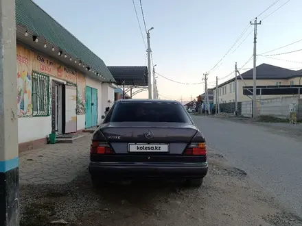 Mercedes-Benz E 220 1992 года за 1 650 000 тг. в Тараз – фото 3