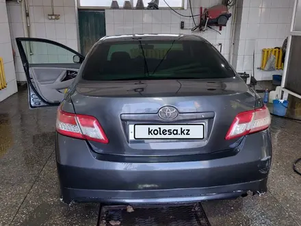 Toyota Camry 2010 года за 4 000 000 тг. в Актобе – фото 2