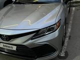 Toyota Camry 2021 года за 9 800 000 тг. в Актау