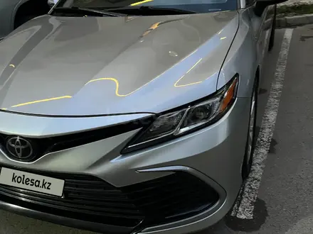 Toyota Camry 2021 года за 9 800 000 тг. в Актау