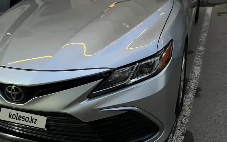 Toyota Camry 2021 года за 9 800 000 тг. в Актау