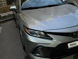 Toyota Camry 2021 года за 9 800 000 тг. в Актау – фото 2