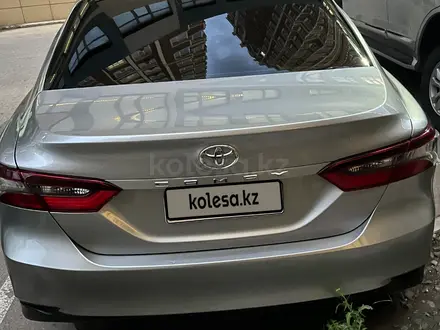 Toyota Camry 2021 года за 9 800 000 тг. в Актау – фото 4