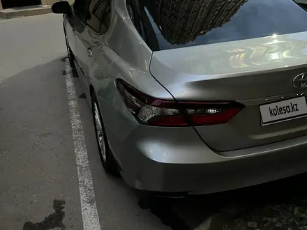 Toyota Camry 2021 года за 9 800 000 тг. в Актау – фото 6
