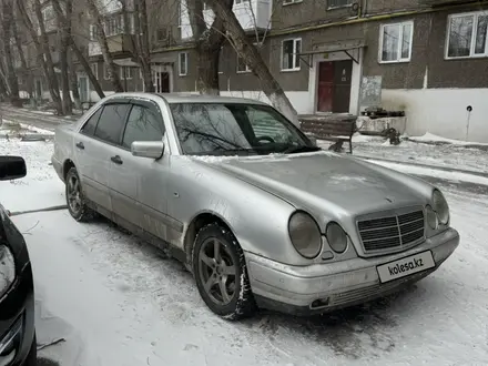 Mercedes-Benz E 320 1997 года за 2 360 000 тг. в Караганда – фото 2