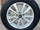 Орегинал диски от тойота камри 70 с зимний покрышкой за 280 000 тг. в Атырау – фото 2