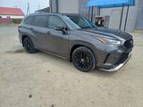 Toyota Highlander 2021 года за 17 800 000 тг. в Атырау – фото 2