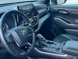Toyota Highlander 2021 года за 17 800 000 тг. в Атырау – фото 4