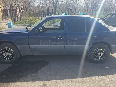 Mercedes-Benz E 200 1990 года за 850 000 тг. в Сатпаев – фото 4