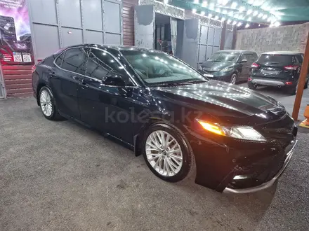 Toyota Camry 2018 года за 13 500 000 тг. в Шымкент – фото 3