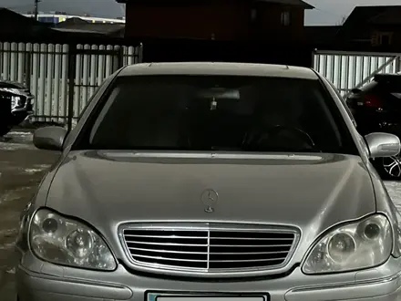 Mercedes-Benz S 320 2000 года за 4 000 000 тг. в Уральск – фото 2