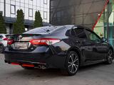 Toyota Camry 2020 года за 11 190 000 тг. в Алматы – фото 2