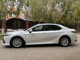 Toyota Camry 2023 года за 15 800 000 тг. в Уральск – фото 2