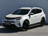 Toyota RAV4 2018 года за 10 000 000 тг. в Атырау