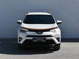Toyota RAV4 2018 года за 10 000 000 тг. в Атырау – фото 2