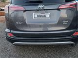 Toyota RAV4 2018 года за 8 300 000 тг. в Атырау – фото 4