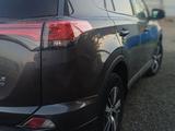 Toyota RAV4 2018 года за 8 300 000 тг. в Атырау – фото 5