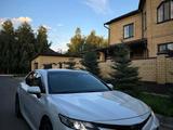 Toyota Camry 2018 года за 13 000 000 тг. в Уральск – фото 2