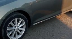 Toyota Camry 2014 года за 5 800 000 тг. в Уральск – фото 2