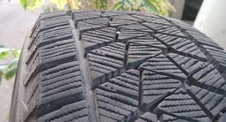 Зимняя резина с дисками 225 65 r 17 стояла на Rav 4 за 100 000 тг. в Алматы – фото 2