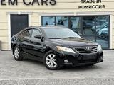 Toyota Camry 2010 года за 6 990 000 тг. в Алматы – фото 2