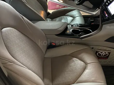 Toyota Camry 2018 года за 11 000 000 тг. в Актау – фото 14