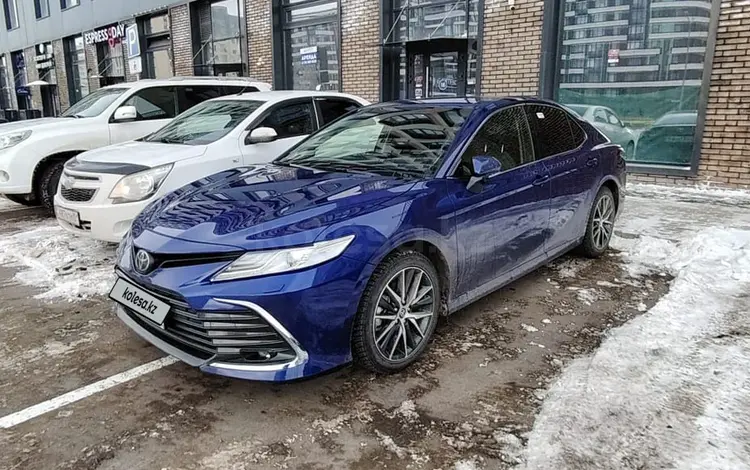 Toyota Camry 2023 года за 17 200 000 тг. в Атырау