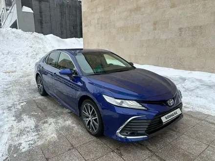 Toyota Camry 2023 года за 17 200 000 тг. в Атырау – фото 3