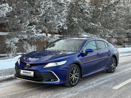 Toyota Camry 2023 года за 17 200 000 тг. в Атырау – фото 2