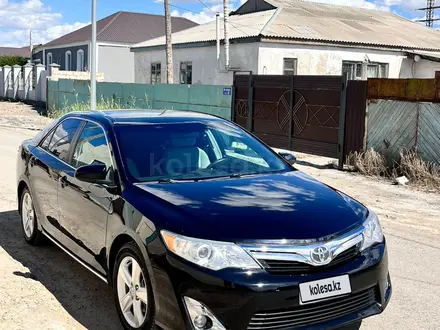 Toyota Camry 2014 года за 6 000 000 тг. в Атырау – фото 2
