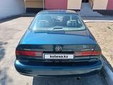 Toyota Camry 1998 года за 3 500 000 тг. в Тараз – фото 2