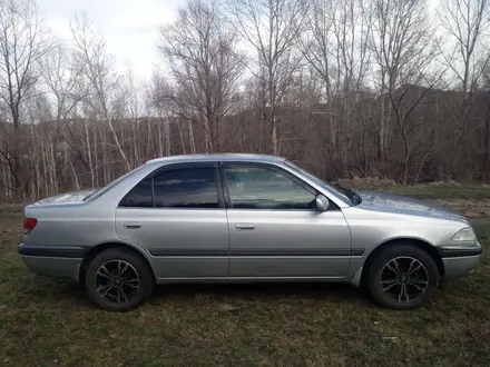 Toyota Carina 1997 года за 3 490 000 тг. в Усть-Каменогорск – фото 2