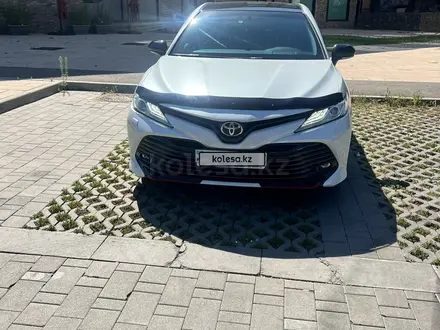 Toyota Camry 2020 года за 15 700 000 тг. в Алматы – фото 2