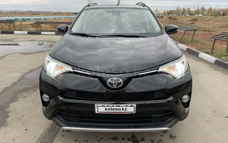 Toyota RAV4 2017 года за 9 490 000 тг. в Актобе