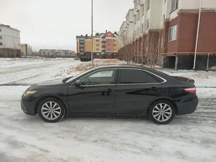 Toyota Camry 2015 года за 10 100 000 тг. в Актобе – фото 2