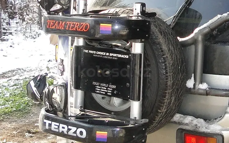 Багажник Terzo для перевозки 5 пар лыж на запасное колесо внедорожника за 45 000 тг. в Алматы