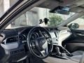 Toyota Camry 2018 года за 11 200 000 тг. в Атырау – фото 6