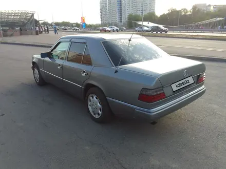 Mercedes-Benz E 220 1993 года за 2 100 000 тг. в Алматы – фото 4